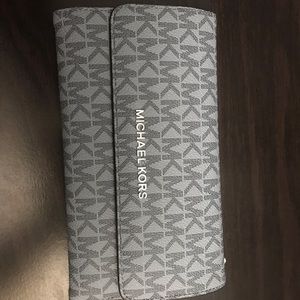 Michael kors wallet (NEW)
